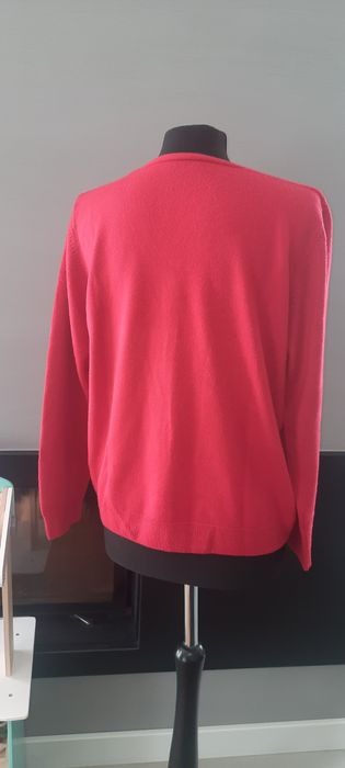 Sweter na guziki kardigan akryl wełna czerwony dekolt serek