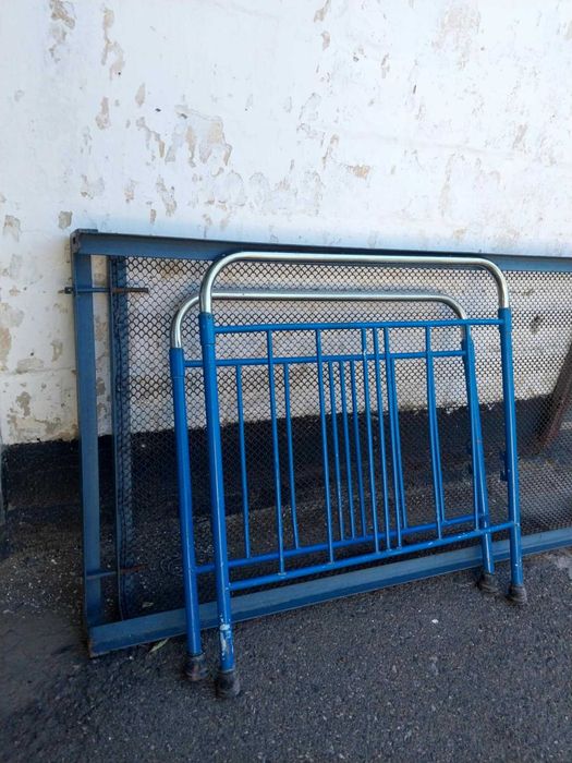 Продам кровать полуторну залізну, сітка плюс матрац.-2 штуки.