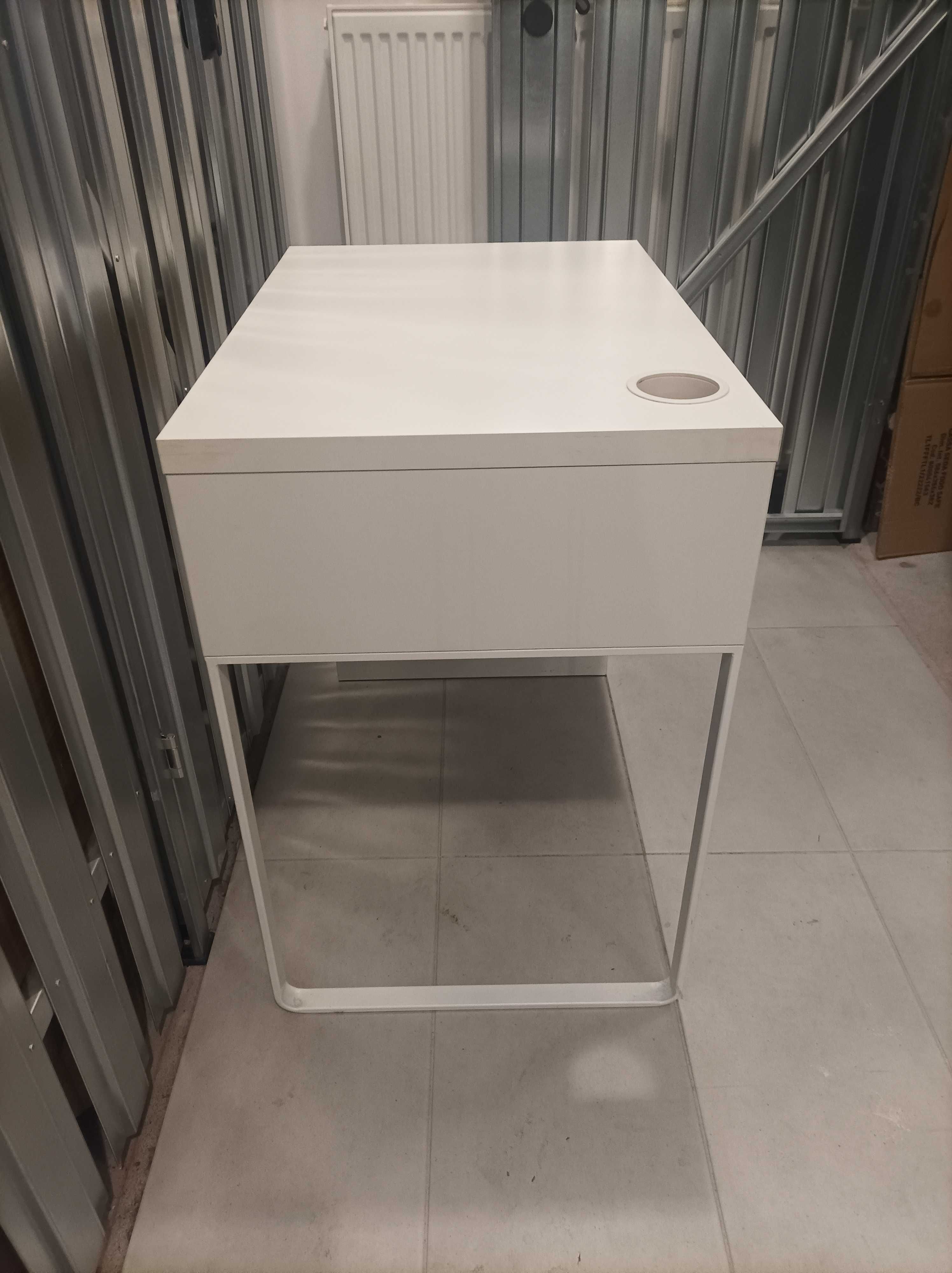 Białe biurko IKEA micke