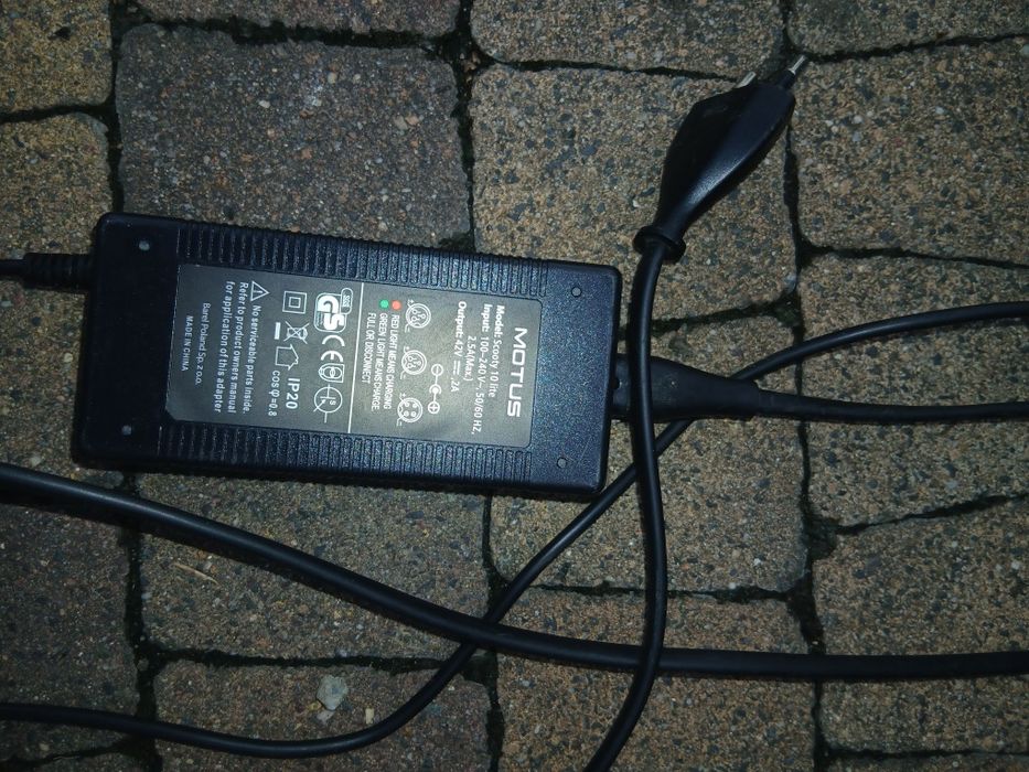 Hulajnoga elektryczna Motus Scooty lite 10 gen 5 oraz ładowarka