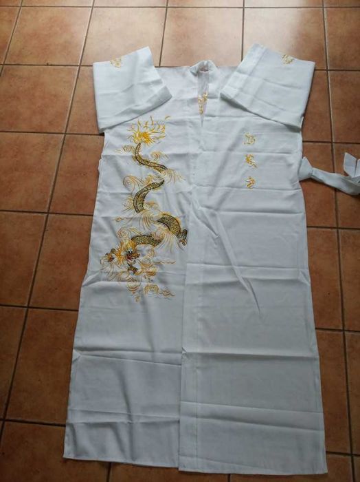 szlafrok  kimono z haftowanymi motywami chińskiego smoka.