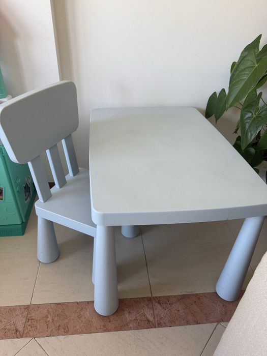 Mesa ikea + 1 cadeira (azul)