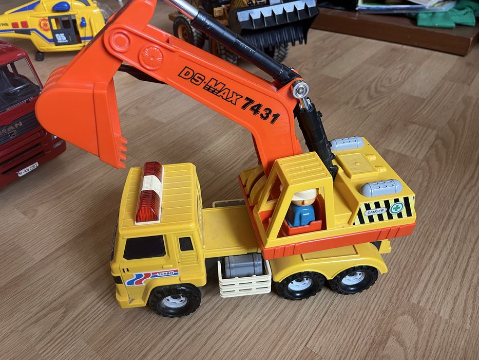 Pojazdy zabawkowe duze 3szt.( bez ciezarowki i bez ladowarki)