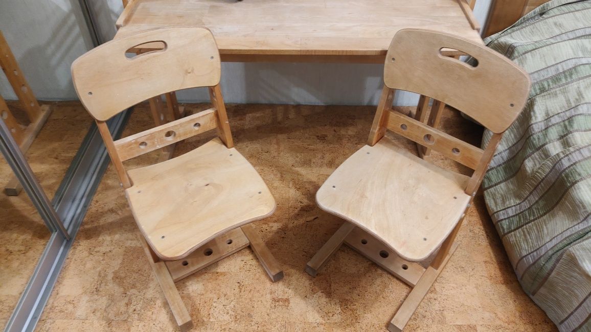 Деревянный стол/парта с двумя стульями из бука.