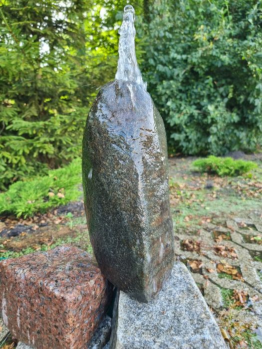 Kamień fontanna ogrodowa