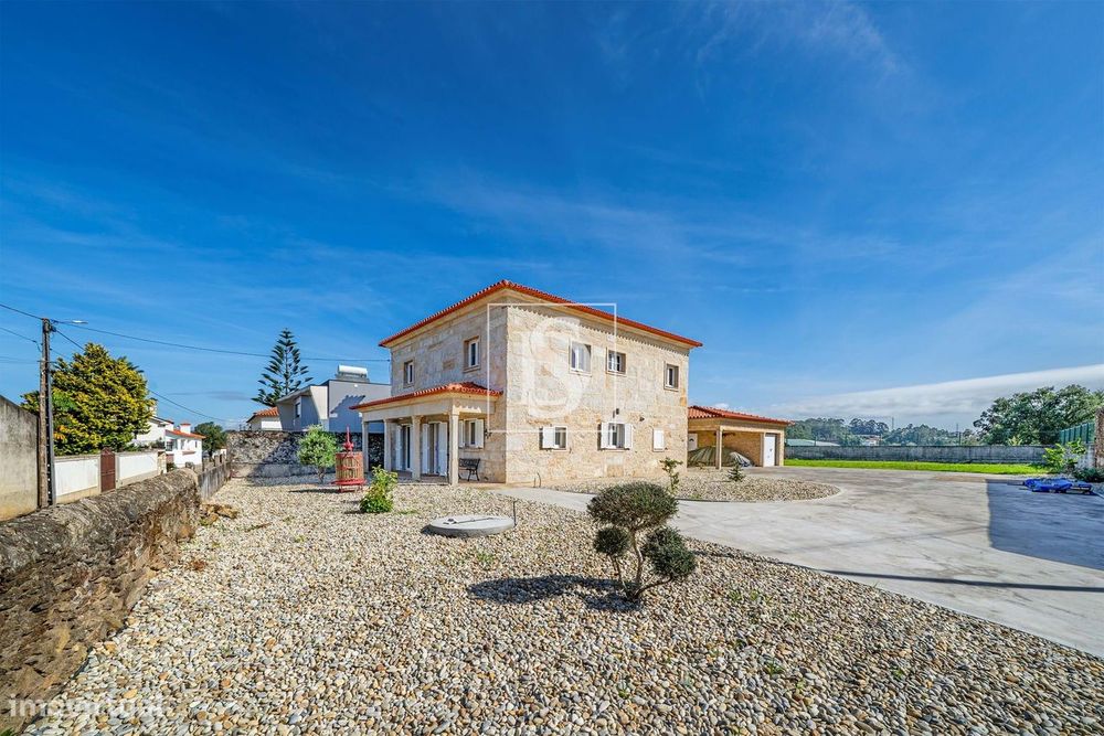 Moradia T5, totalmente renovada, inserida em terreno com 1100 m2