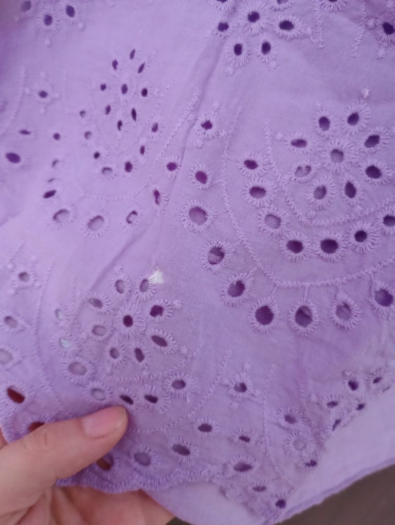 Liliowa delikatna bawełniana / muślinowa sukienka ażurowa