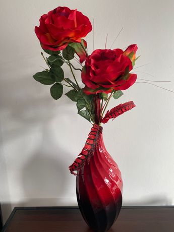 Z szafy nowy duży wazon ceramiczny  kompozycja kwiatowa