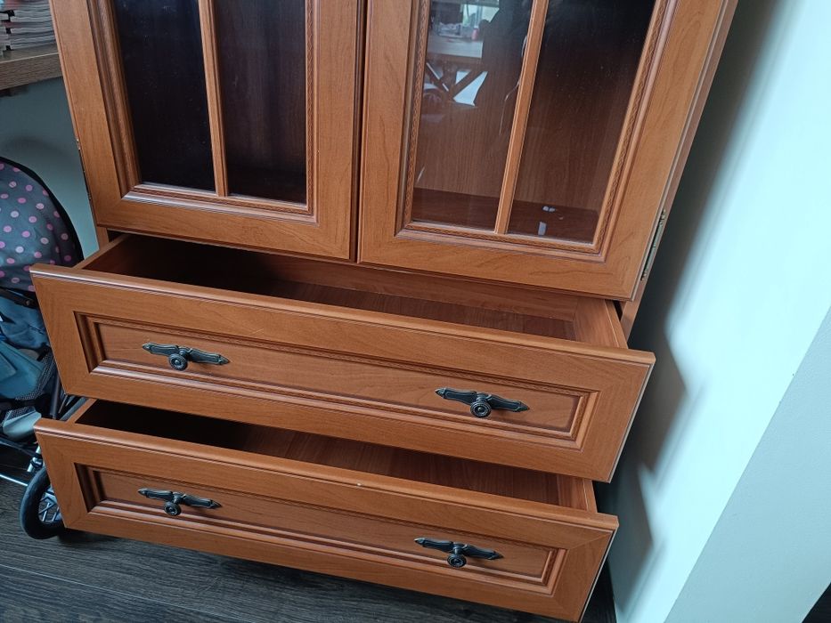 Witryna szklana z szufladami biblioteczka