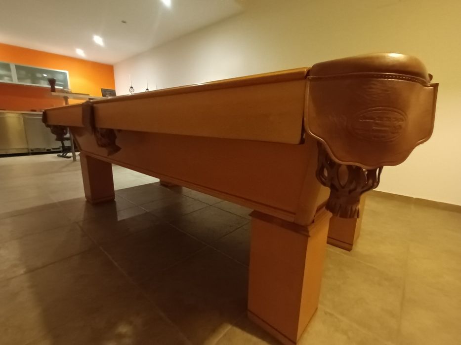 Mesa de snooker e tacos