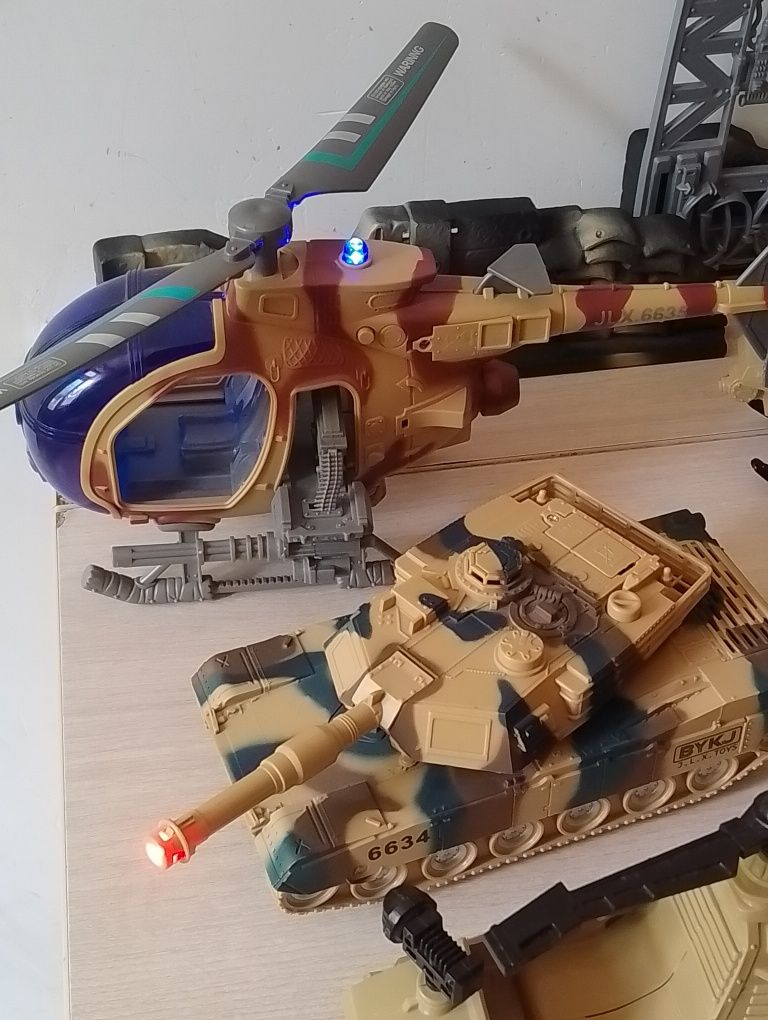 Игрушечная военная техника.