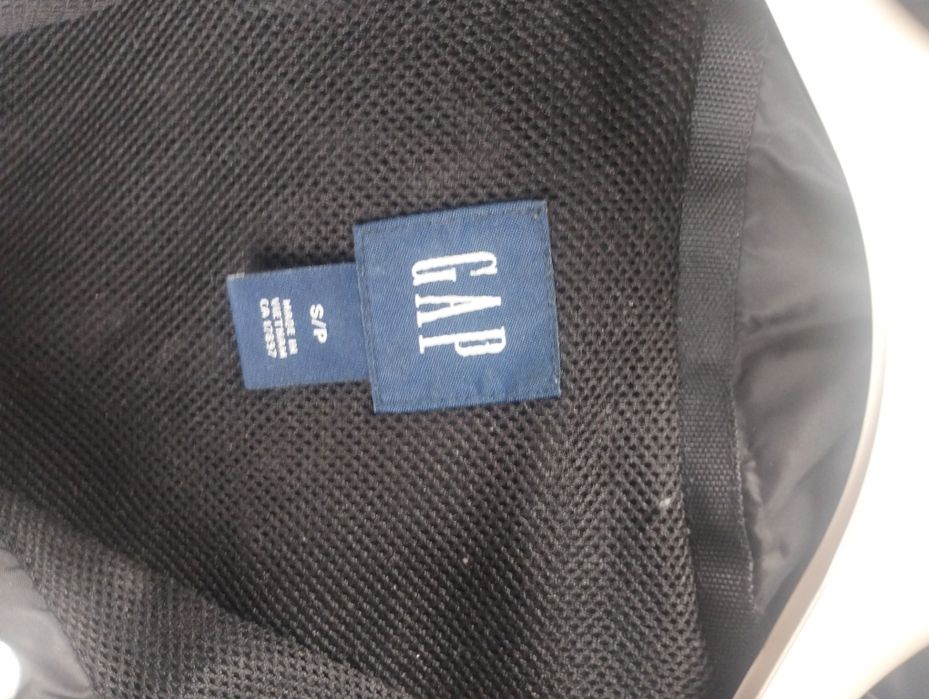 Kurtka Gap czarna uniwersalna lekka na wiosnę