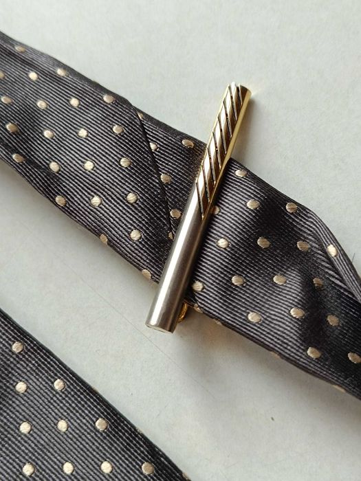 Lantier jedwabny krawat w złote groszki ze spinką