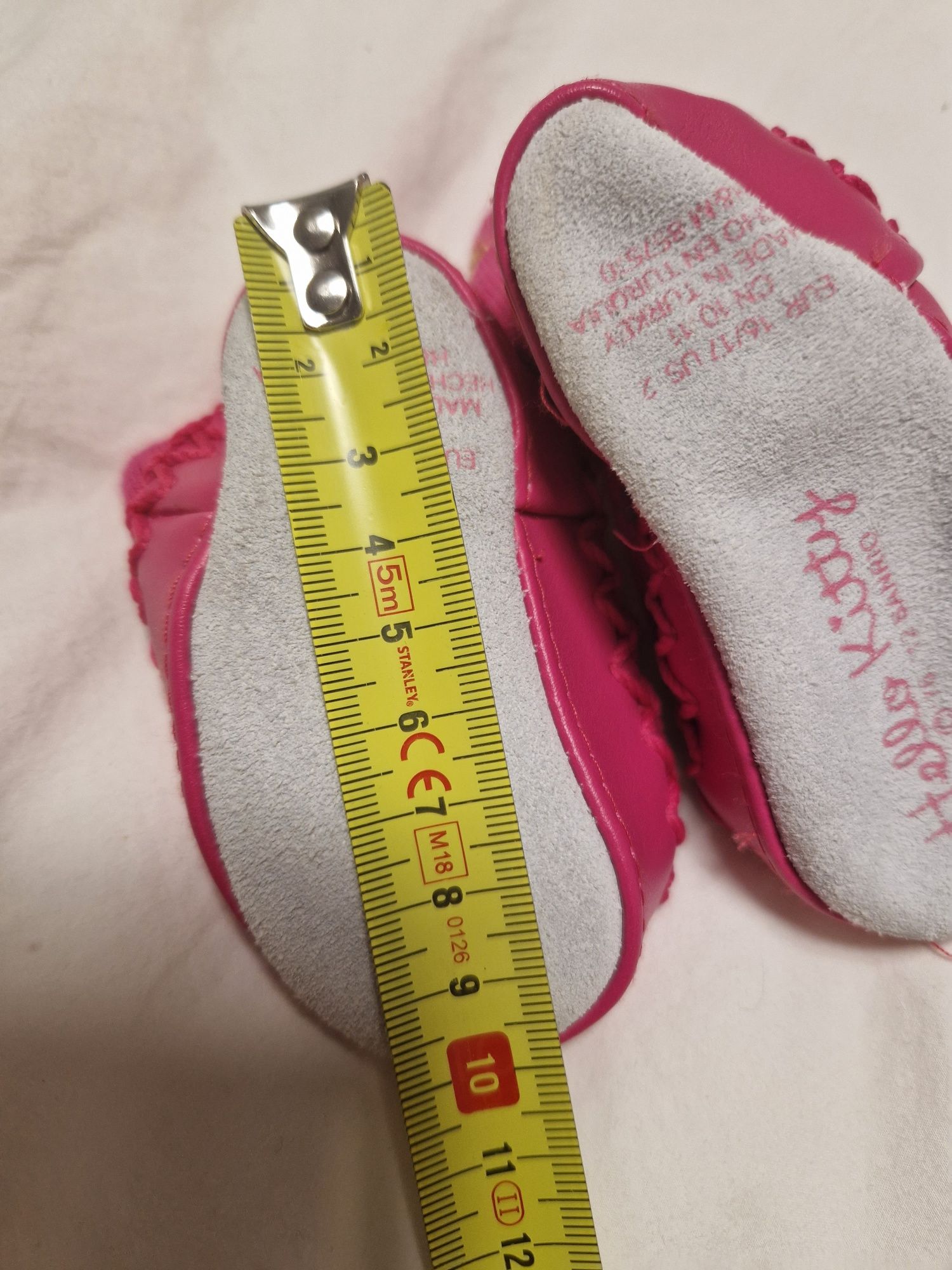 Kapcie niemowlęce 16/17 Hello Kitty nowe