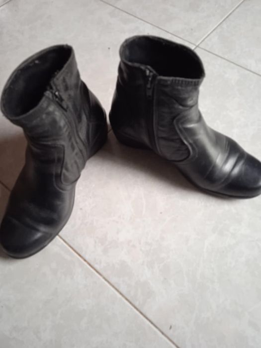 Vendo botas usadas em pele Nº35