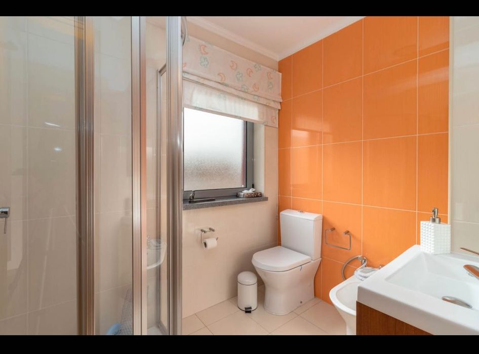 Moradia em banda 3 Suites Quintal com churrasqueira- 150 m² área útil