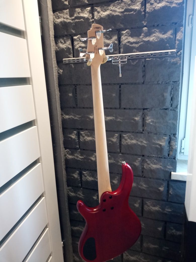 Gitara basowa Cort