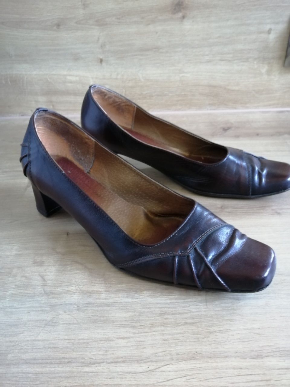 Buty skórzane brązowe na obcasie 39