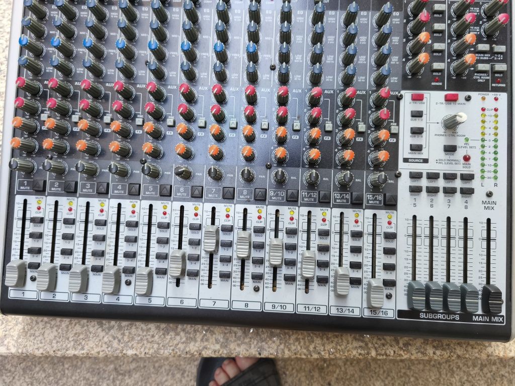 Mesa de Som Behringer X2442USB