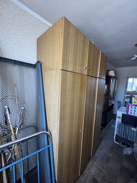 Шкаф з поличками