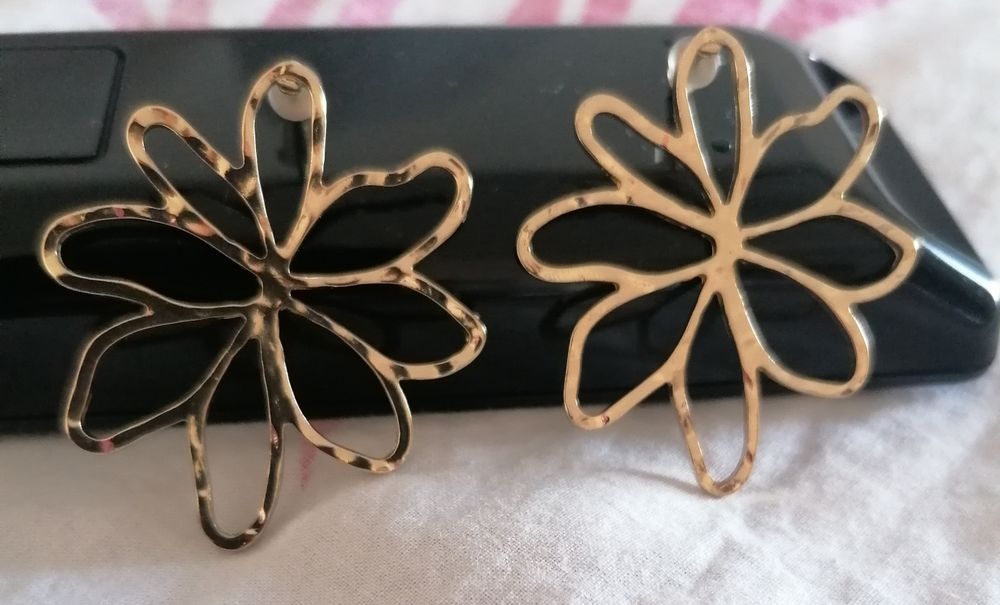 Brinco dourado flor