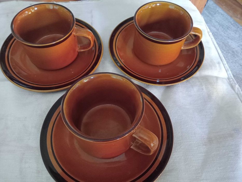 PRL - Zestaw 5 filizanek z porcelitu w tym 3 z podstawkami ,kolor brąz