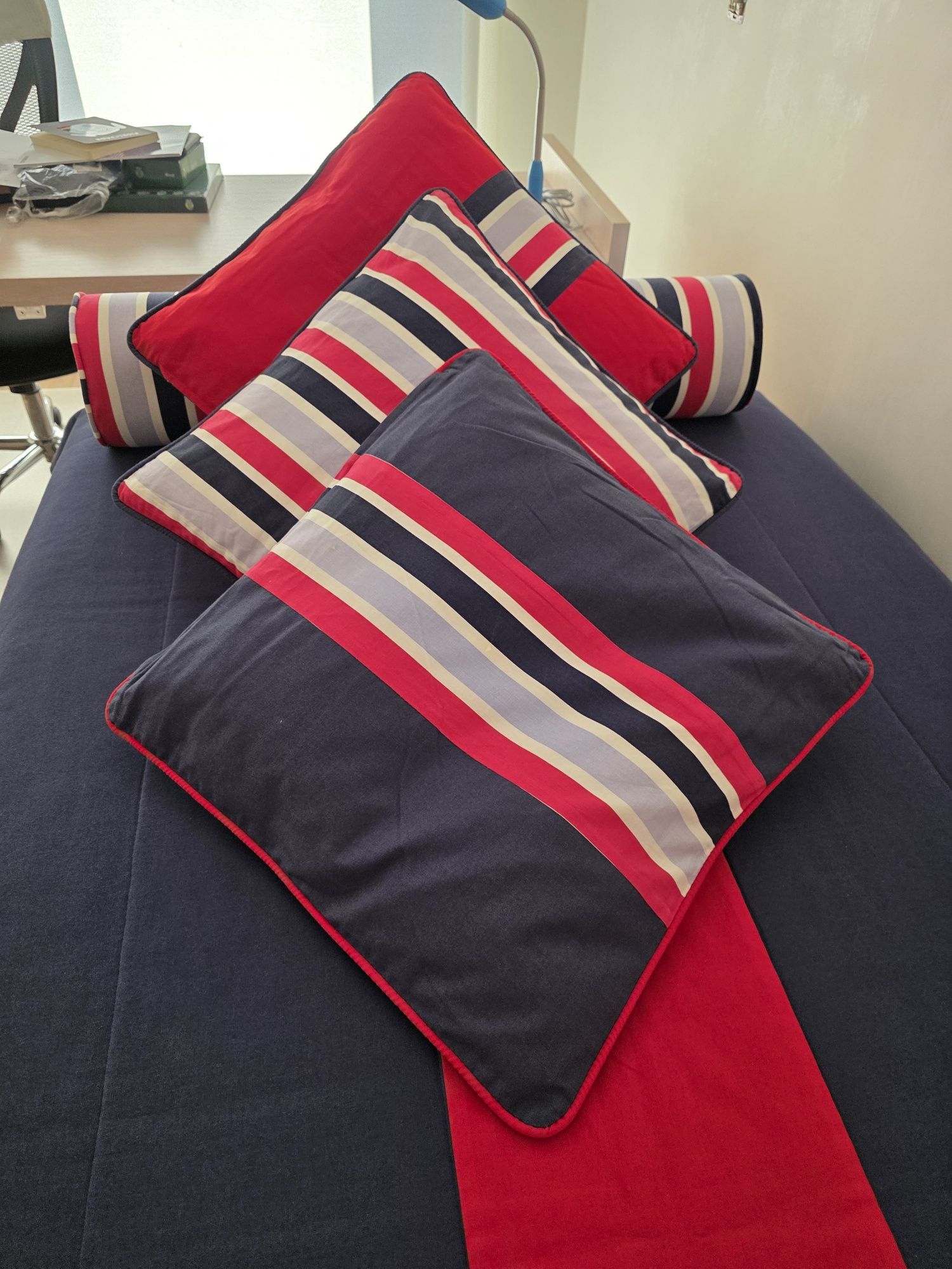 Conjunto colcha, almofadas e rolo de cama