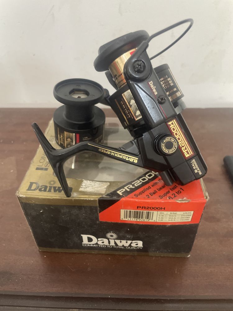 Carreto de pesca marca DAIWA modelo PR2000H