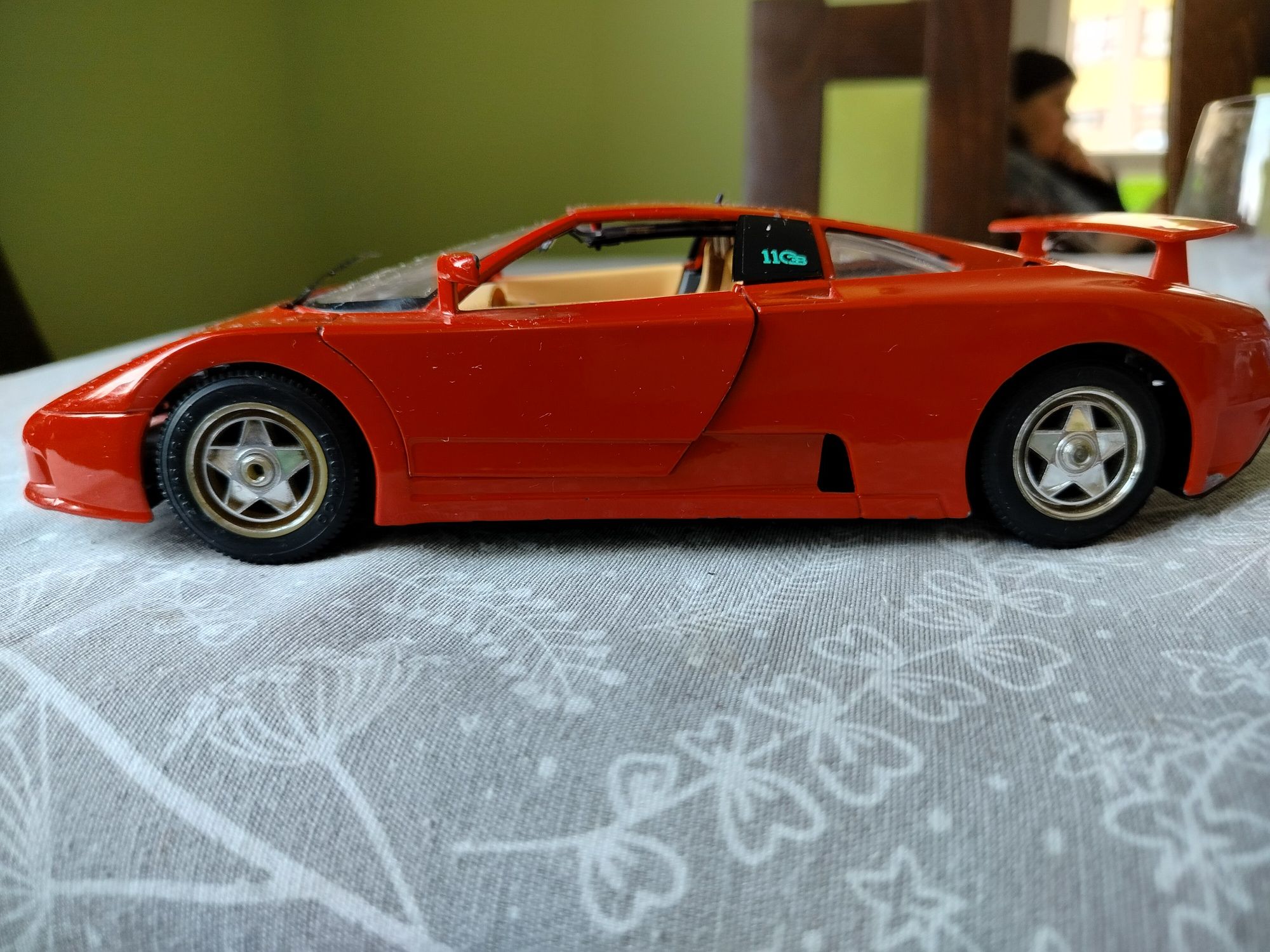 Model auta Bugatti w skali 1:18