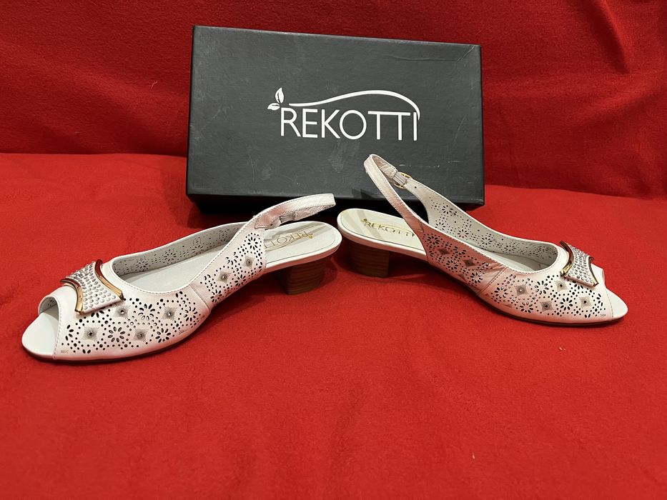 Продам кожанные босоножки rekotti белые женские
