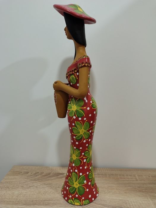 Boneca de barro pintada a mão