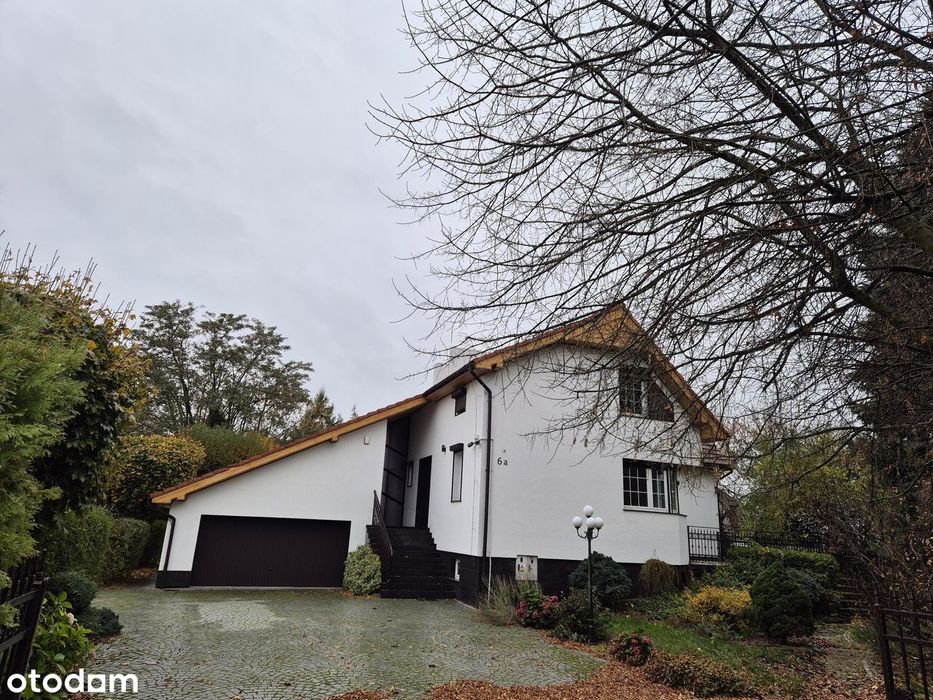 Komfortowy dom rezydencjonalny z basenem i ogrodem  275 m²