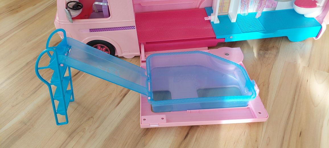 Kamper Barbie Dream z basenem