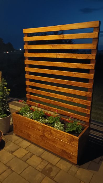 Donica ogrodowa z pergolą