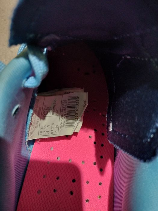 Chuteiras azuis e pretas