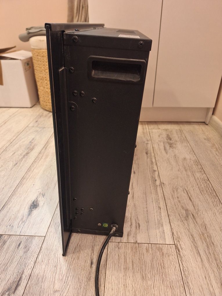 Kominek elektryczny z funkcją grzania
