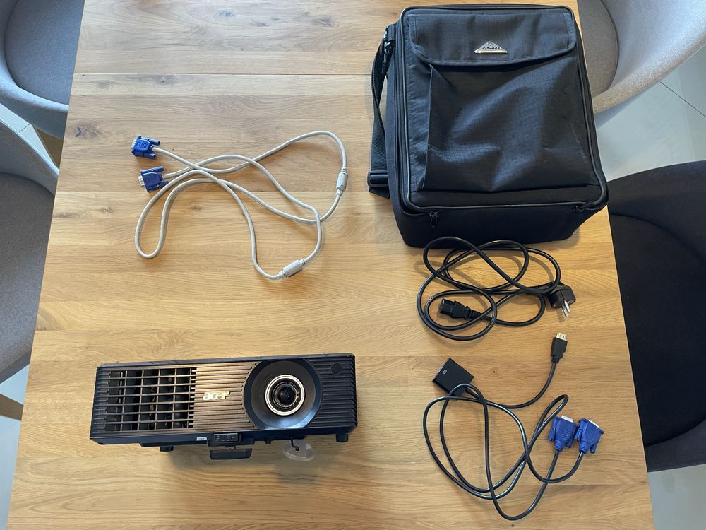 Projektor Acer z dodatkami