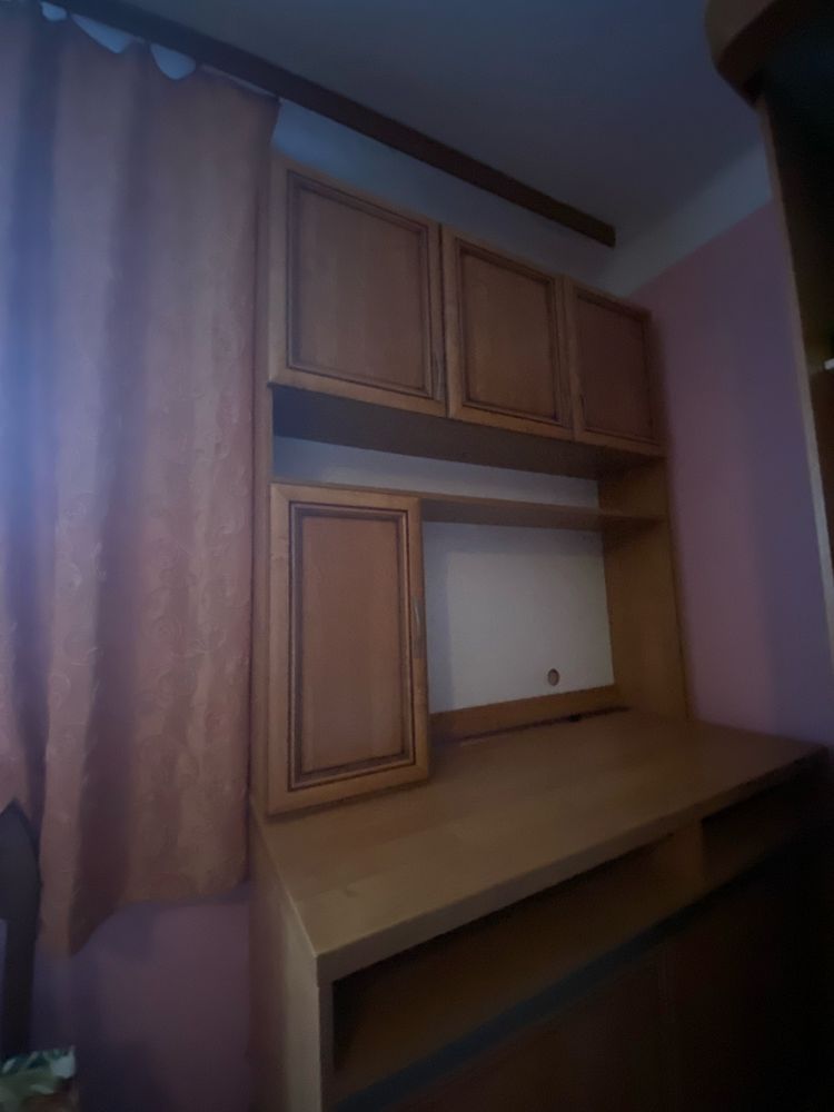Pólka na telewizor z winklem