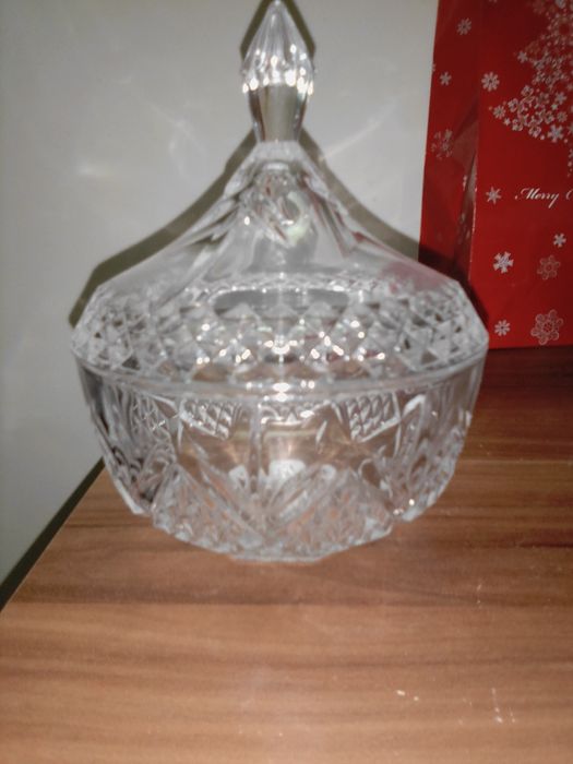 Pratos de aperitivos de vidro e bomboneiras de cristal