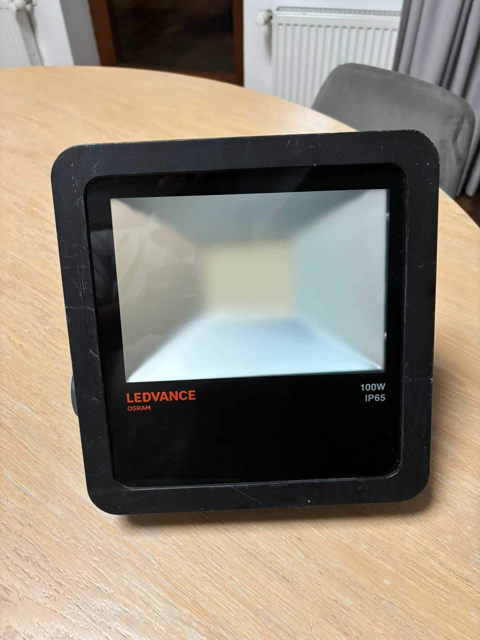 Bardzo mocny naświetlacz LEDVANCE LED 100W 4000K 10000lm IP65 Czarny