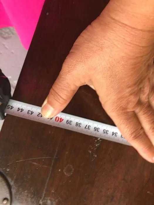 Arca Vintage, com detalhes em metal e pés separados.Bom estado