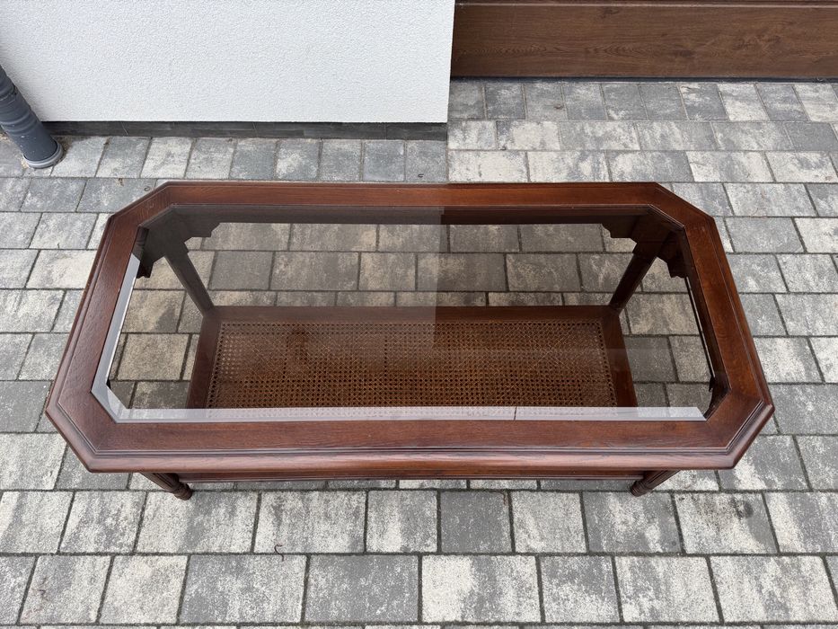 Журнальний столик з склянною столешнею привезений з Нідерландів.