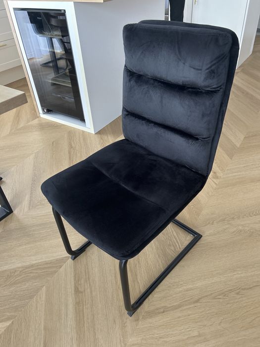 Krzesla czarne welurowe miekkie 6 sztuk