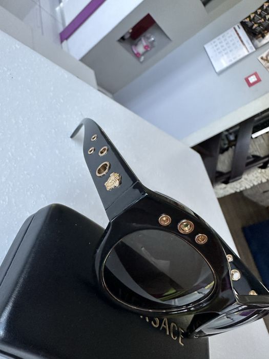 Okulary przeciwsłoneczne Versace – klasyczny styl z nutą glamour!