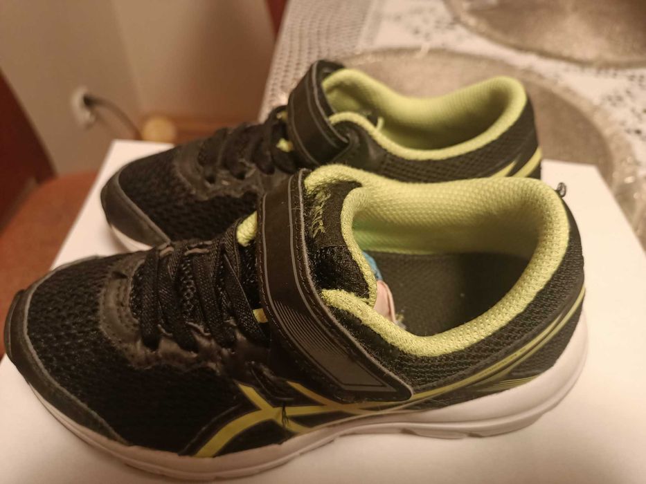 Buty sportowe dla chłopca marki Oasics  w rozmiarze 30