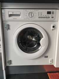 Máquina lavar roupa encastrável a precisar de arranjo