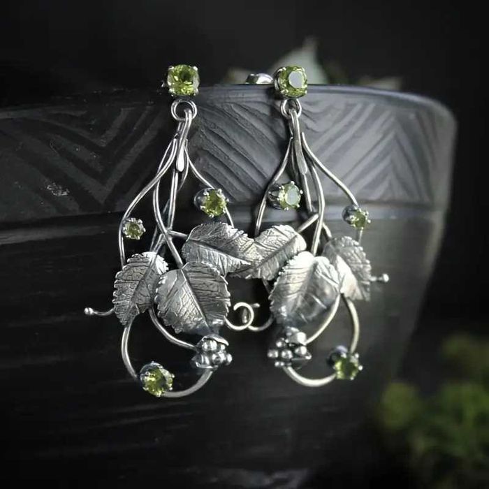 1 пара сережек зеленых листьев виноградной лозы