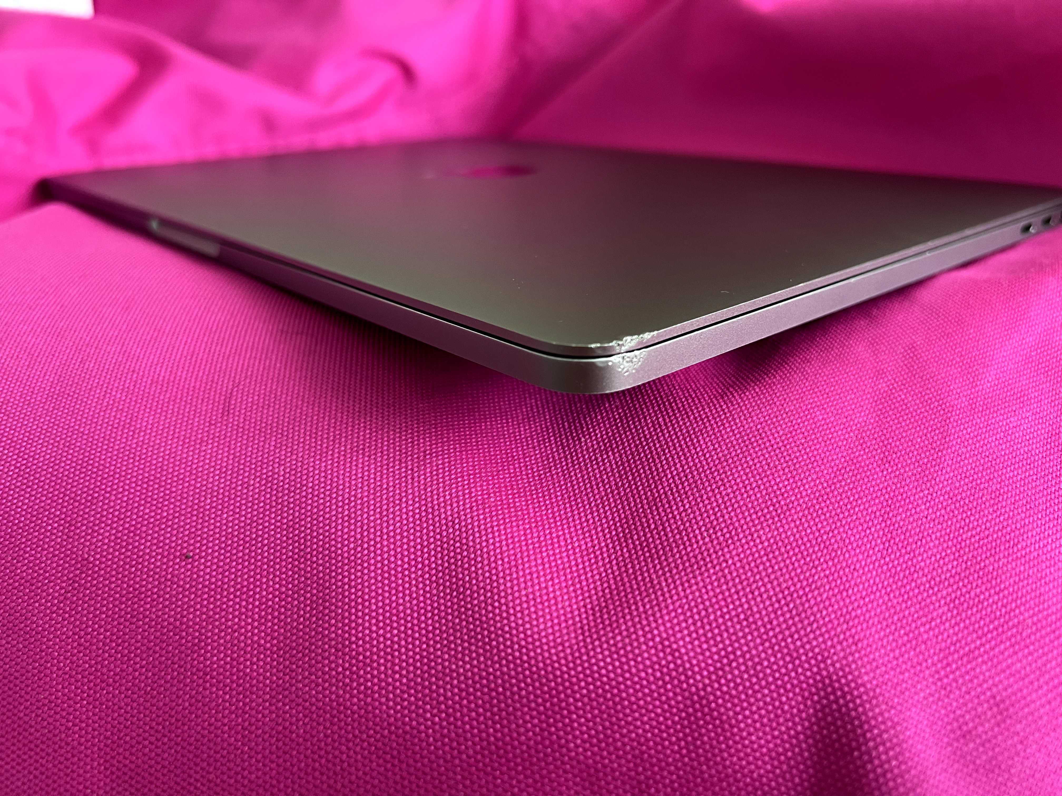 MacBook Pro 13 core i5 2.3Ghz 8GB SSD 256 2018 A1989 Space Gray