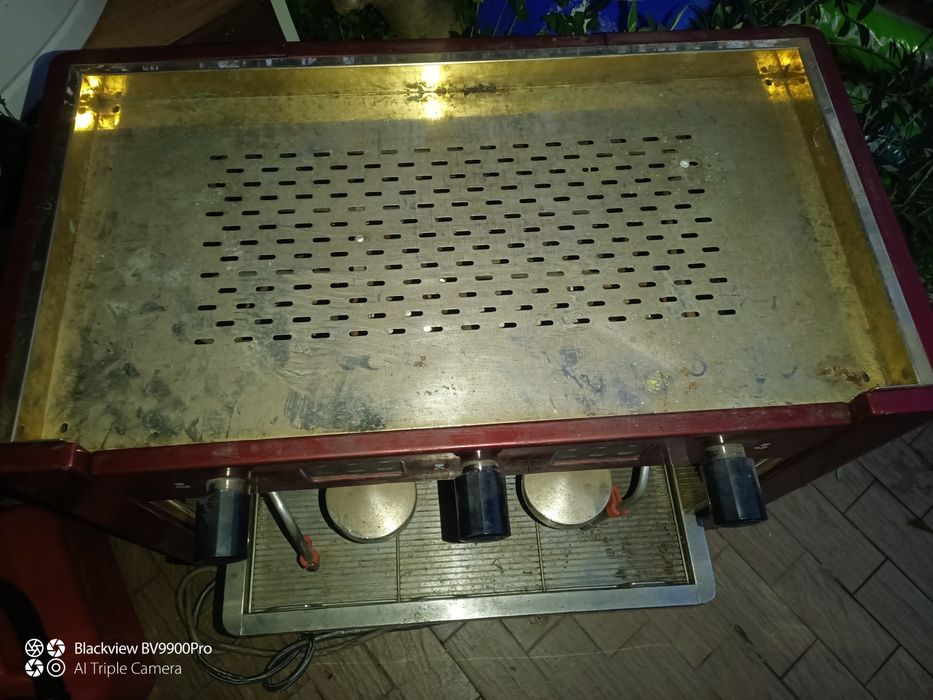 Máquina de café está em bom estado falta lhe os manípulos