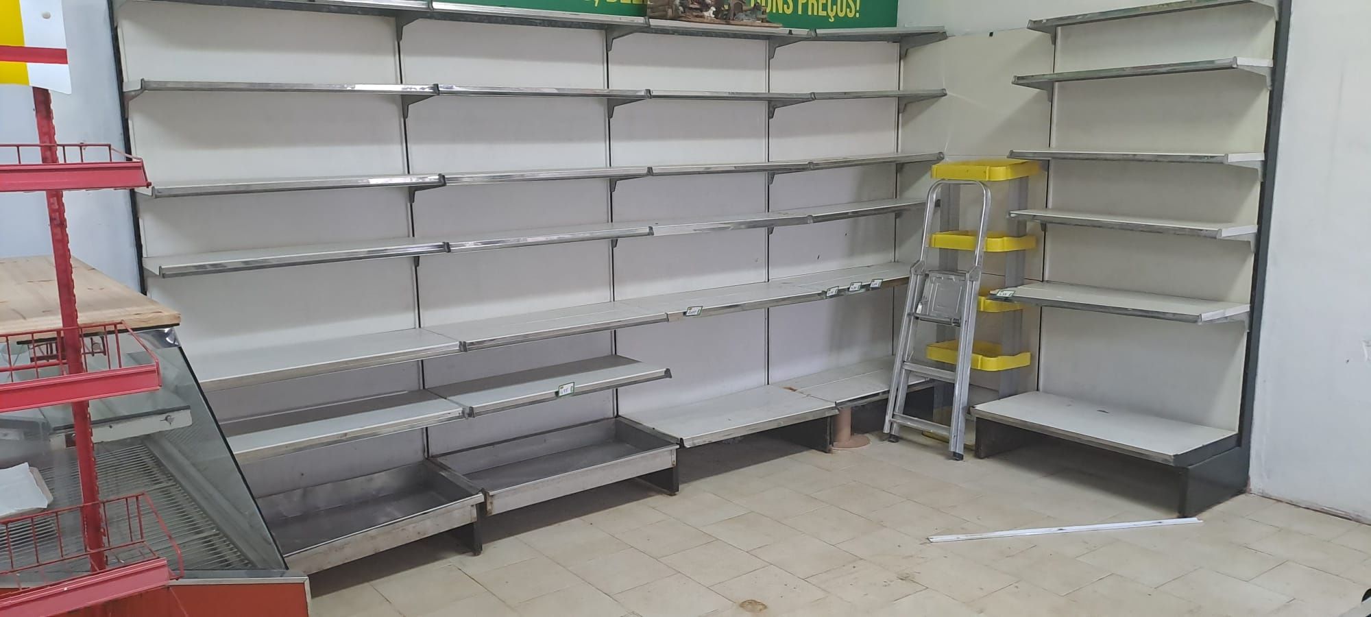 Prateleiras para estabelecimento comercial